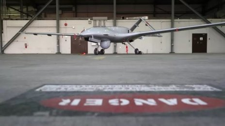 Два турски дрона "Байрактар" с исторически синхронен полет