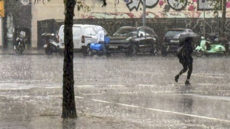 Буря връхлетя Барселона, наруши жп и въздушния трафик