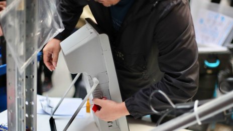 ГЕРБ за машините: Остаряла, отворихме я с детска отвертка