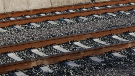 Влак блъсна служител на БДЖ, мъжът е загинал