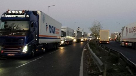Четвърти ден опашки от тирове на границата с Турция