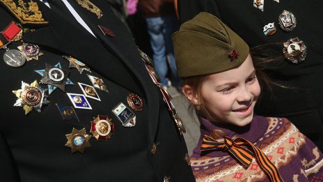 Русия бори ниските нива на раждаемост като плаща на ученички да забременяват