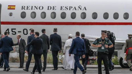 Самолетът на папата се повреди на Канарските острови, изпратиха му друг