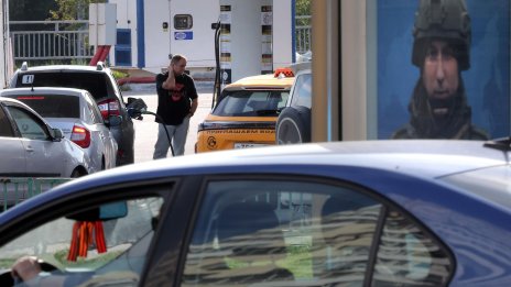 Празни колонки, дълги опашки - кризата с бензина засилва натиска върху Кремъл