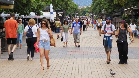 Топим ли се? Населението на България е било 6 437 360 души в края на 2024 г.