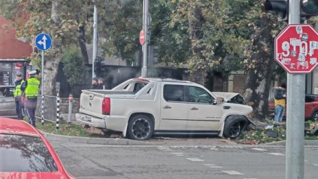 Шофьор удари друга кола в Пловдив, избяга и се натресе в дърво