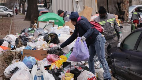 Протест пред Столичната община заради кризата с боклука