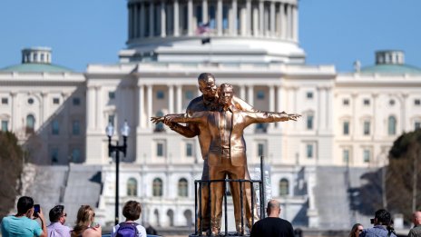 Статуята "Титаник&ldquo; на Тръмп и Епстийн прикова погледите във Вашингтон СНИМКИ