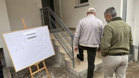 Президентският вот събра българи пред секциите в РСМ