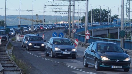 Мъж скочи от Аспаруховия мост, по чудо оцеля