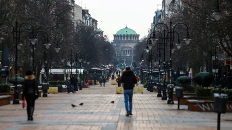 Днес ясно, по-топло, но вятърът се усилва