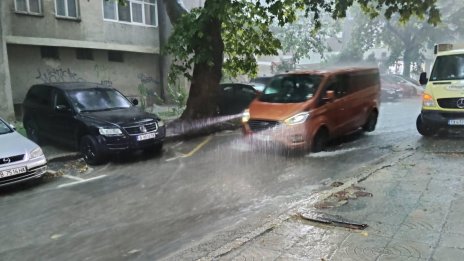 В кадър: Порой превърна улиците на Варна в реки