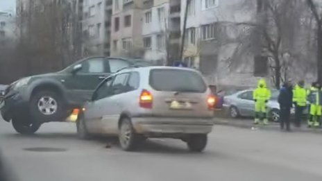 Каскада или катастрофа: Кола се завря под джип, повдигна го ВИДЕО