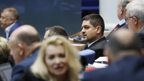 Парламентът ще гласува втория вот на недоверие в 14:30 часа