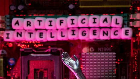 Първата класна стая с AI в Обединеното кралство без учители предизвика дебат ВИДЕО