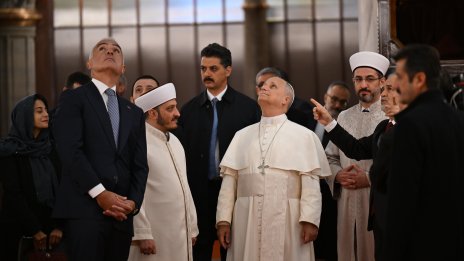 Папата посети Синята джамия и сирийската православна църква в Истанбул