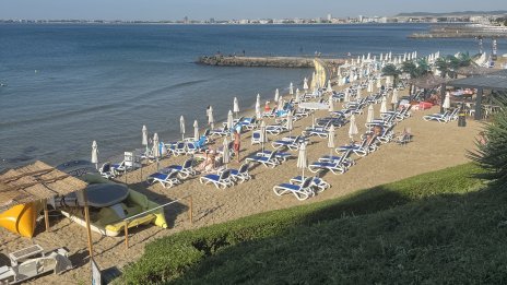 Свободната зона на плажа трябва да е минимум 50%, но я има само на хартия