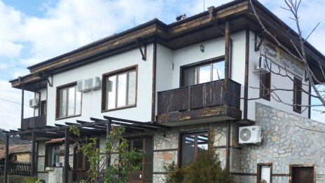 НАП продава на търг къща за гости в с. Мезек, цената - над 1 млн. лв.