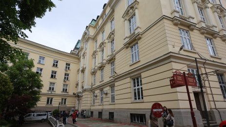 Защо толкова много чужденци следват в България?