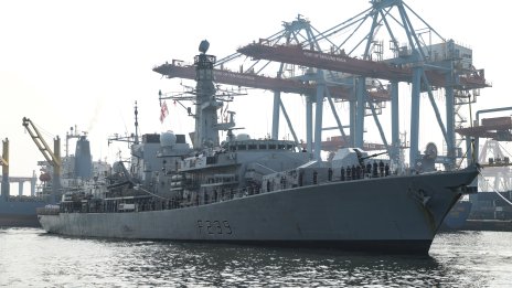Москва показа сила край НАТО: Какво стои зад полета на Ту-142 до британски самолетоносач