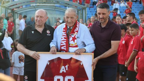 Срамно: Само трима от САЩ-94 почетоха юбилея на Димитър Пенев