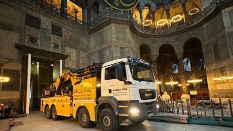 Камиони влязоха вътре в "Света София" в Истанбул, духовниците се притесниха 