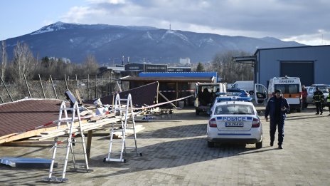 Навес падна върху хора в София, един е загинал ВИДЕО/СНИМКИ