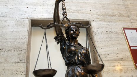 Във Франция: Осъдиха мигрант от Алжир, удишил и разчленил съпругата си
