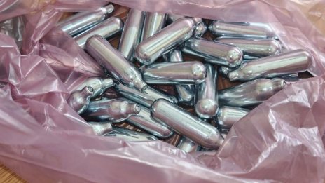 Полицията иззе близо 3 000 капсули с райски газ при акция в Студентски град