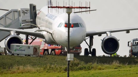 Пилоти и диспечери в шок: Самолет обърка пистата в Ница, едва не се блъсна в друг