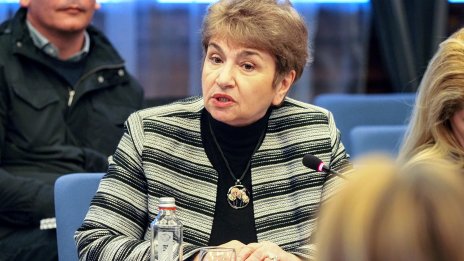 Плугчиева: Много е рано да сме сред първите, които са приели поканата от Тръмп 