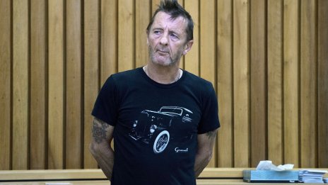 Барабанистът на AC/DC отсече дърво с ферарито си