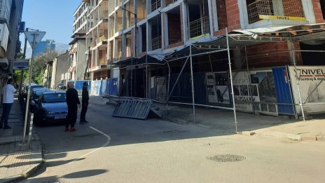 На косъм от трагедия: Кофраж се стовари от петия етаж в центъра на София 