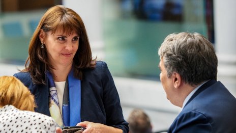 Ефремова не е притеснена за социалните плащания и МРЗ