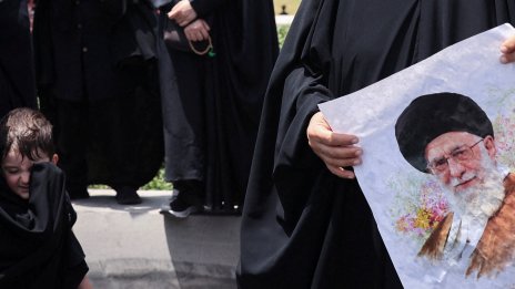 Хаменей оцеля във войната с Израел - сега е изправен пред борба за власт у дома