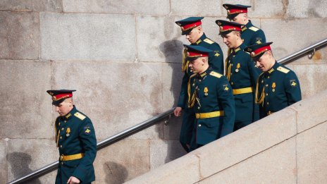 Руски войници си "купуват правото да останат живи": Плащат по $500 да не ги пратят на фронта