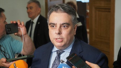 Василев към Радев: Хазната не е празна, има 6,8 млрд. евро