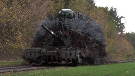 Руските танкове заприличаха на "таралежи" в опит да отблъснат украинските дронове ВИДЕО