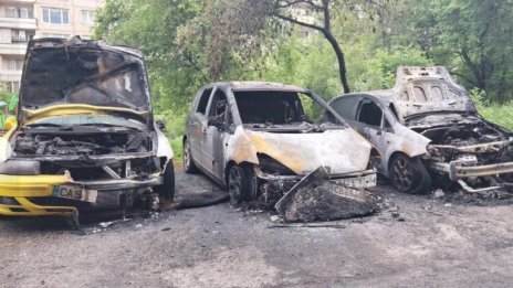 Палежите на коли в столичния ж.к. "Дианабад" излизат извън контрол