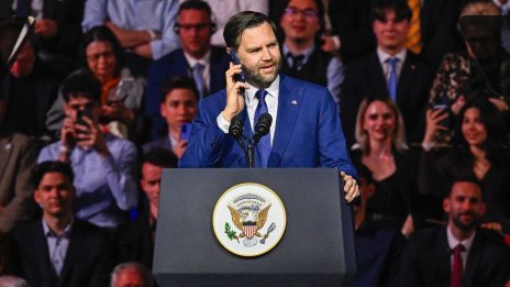 Ванс се обади на раздразнения Тръмп от сцената в Унгария: Дай ми секунда ВИДЕО