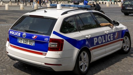 Кола се вряза в пешеходци във Франция, 10 души са ранени