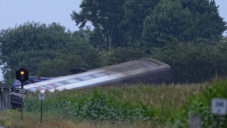 Два влака дерайлираха в Русия