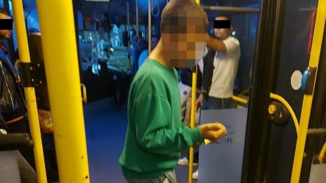 Възмущение или добър пример: 10-годишно продава билети в градския в Бургас