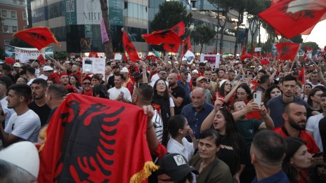 "Албания не е за продан": Хиляди протестираха срещу курорта, подкрепен от зетя на Тръмп