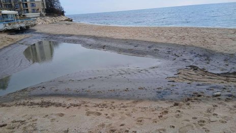 Мазут оцапа плажове у нас, замърсяването е от стар разлив извън наши води