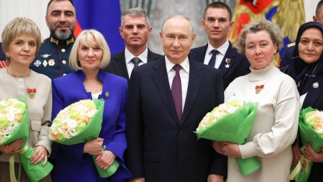 Путин стана на 74 години докато кръгът около него се смалява 