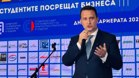 Енергийният министър успокоява: Имаме бензин за шест месеца