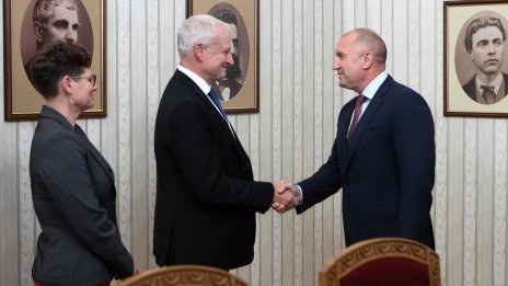Радев тръгва на първо задгранично посещение като премиер