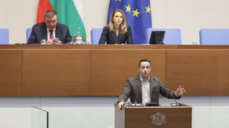 Напрежение: Божанков иска отстраняване на "престъпник" от НС, Назарян го поряза