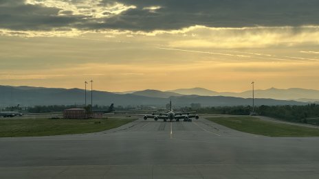 Радев разговарял с Тръмп и Хегсет, военните самолети на САЩ може и да останат на летище София